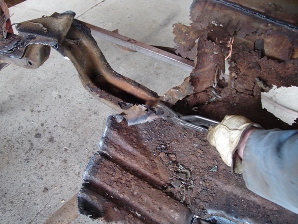 Building the General Lee: removing rusty floorpan